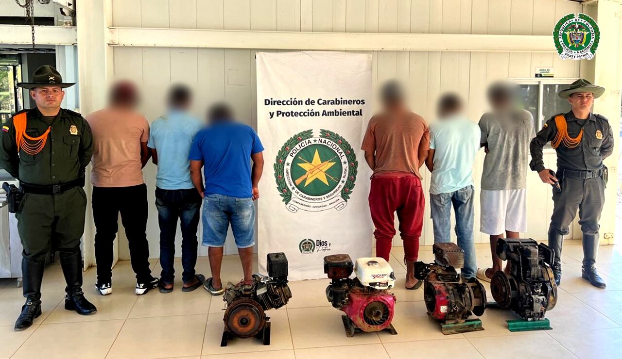 Seis hombres fueron capturados por extracción ilícita de yacimiento minero en Santo Domingo. Foto: Policía Ant.