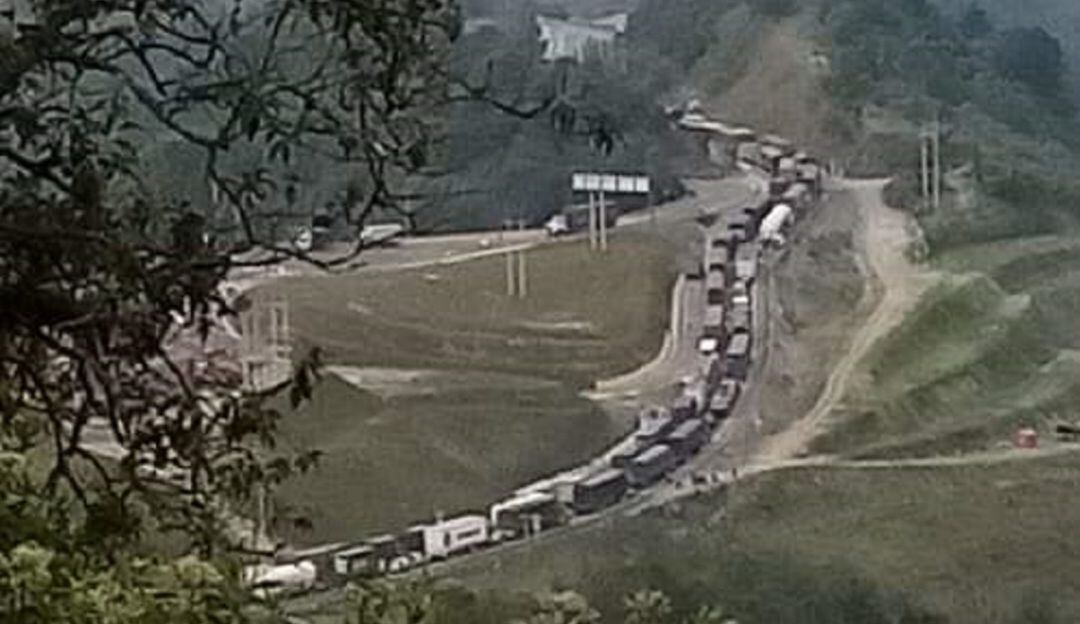 La fila de vehículos en la vía la línea es de kilómetros