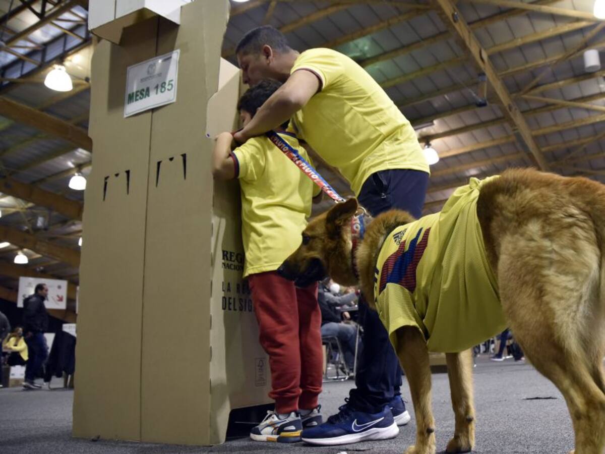 ¿Puedo llevar a mi mascota al puesto de votación mientras voto?