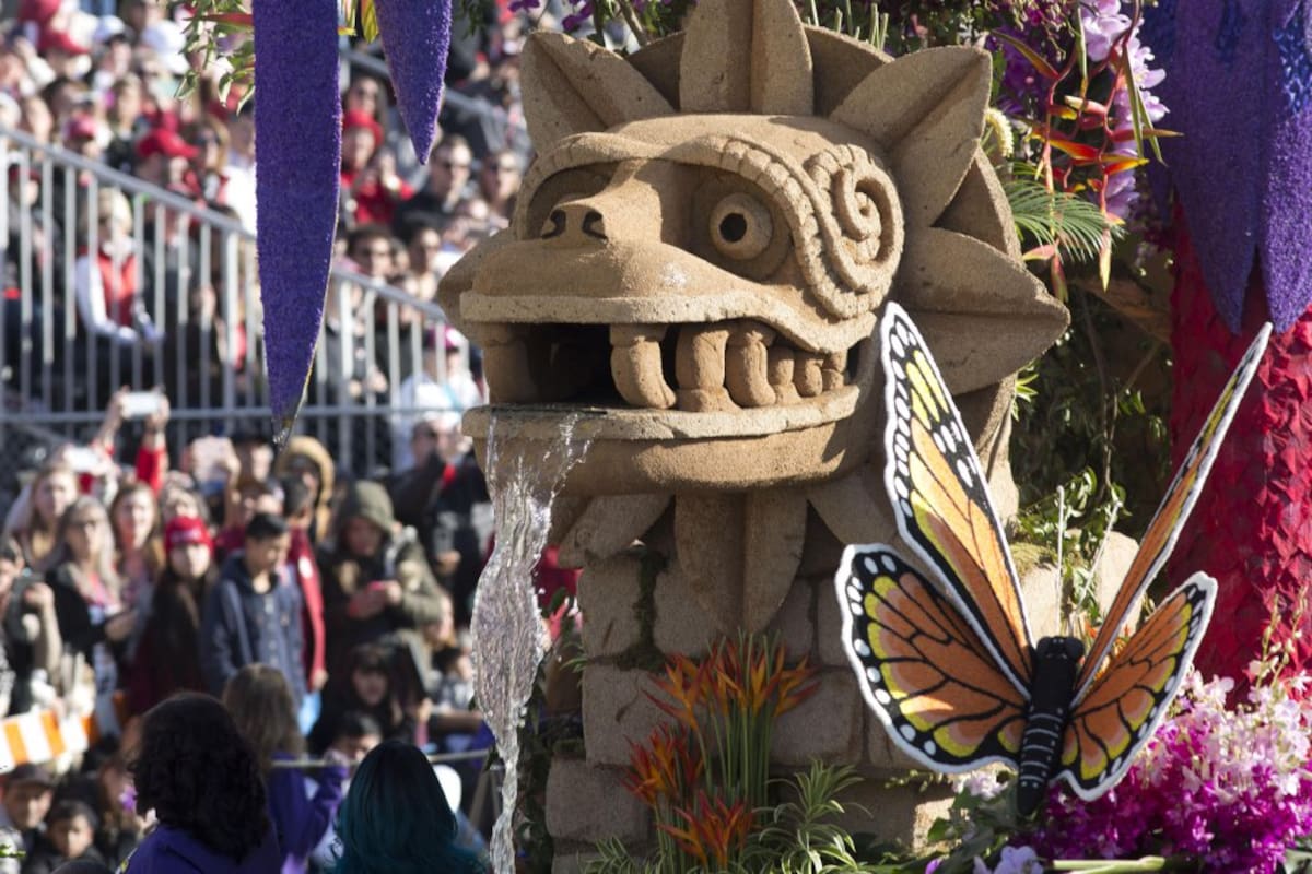 Durante la 129° edición del "Desfile de las rosas" decenas de carrozas llegan a la las calles de Pasadena (California) para deleitar a los asistentes con coloridas y divertidas figuras. 