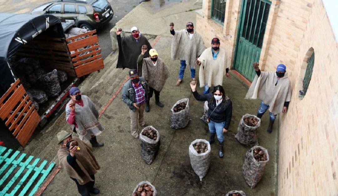 Productores de papa ofreciendo su cosecha en la ciudad