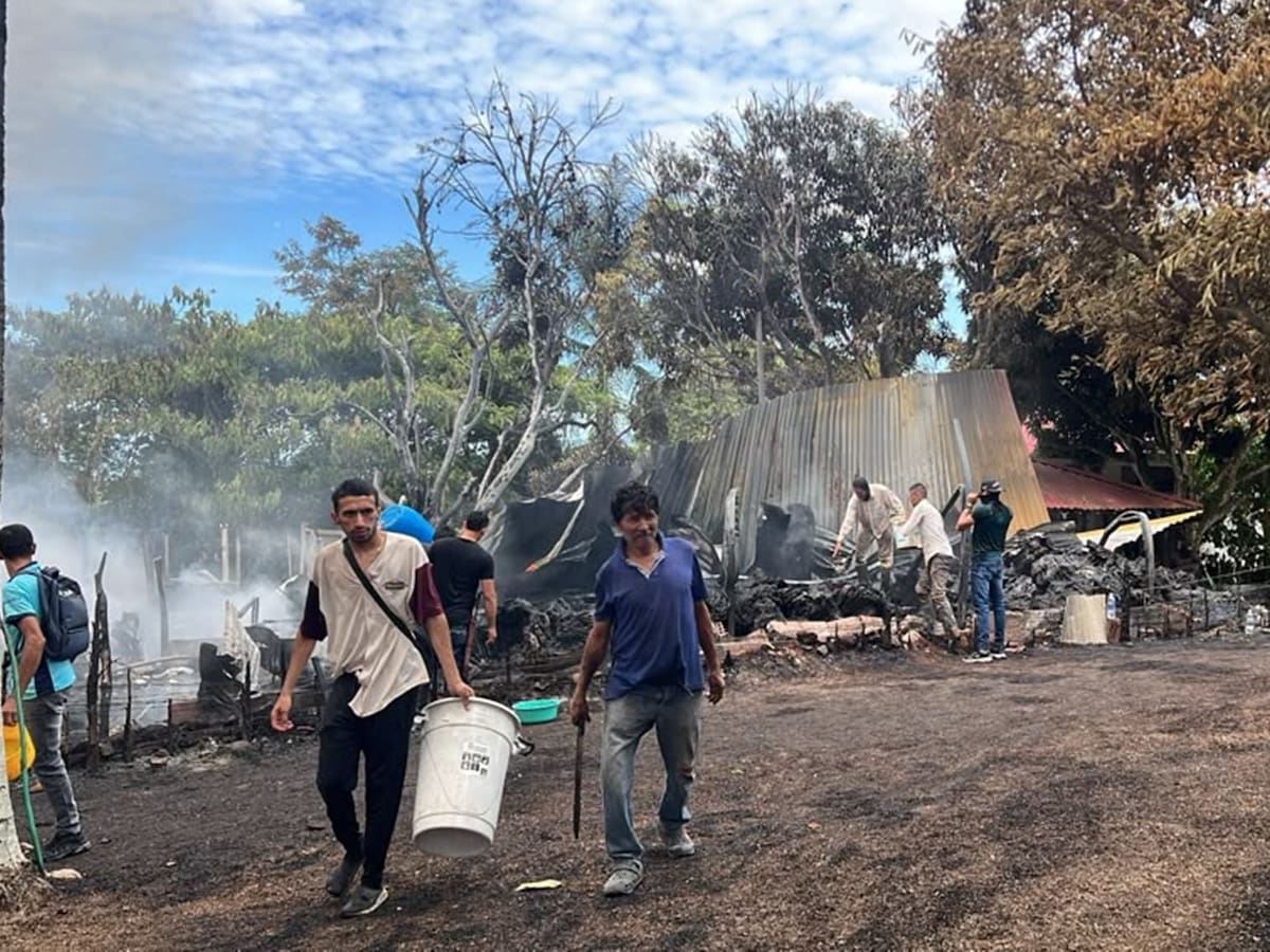 Incendió estructural arrasó con una fábrica de plásticos en Ibagué