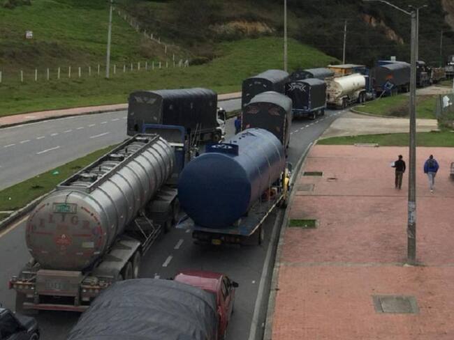 Atracan camioneros atascados en la vía al Llano en el sur de Bogotá