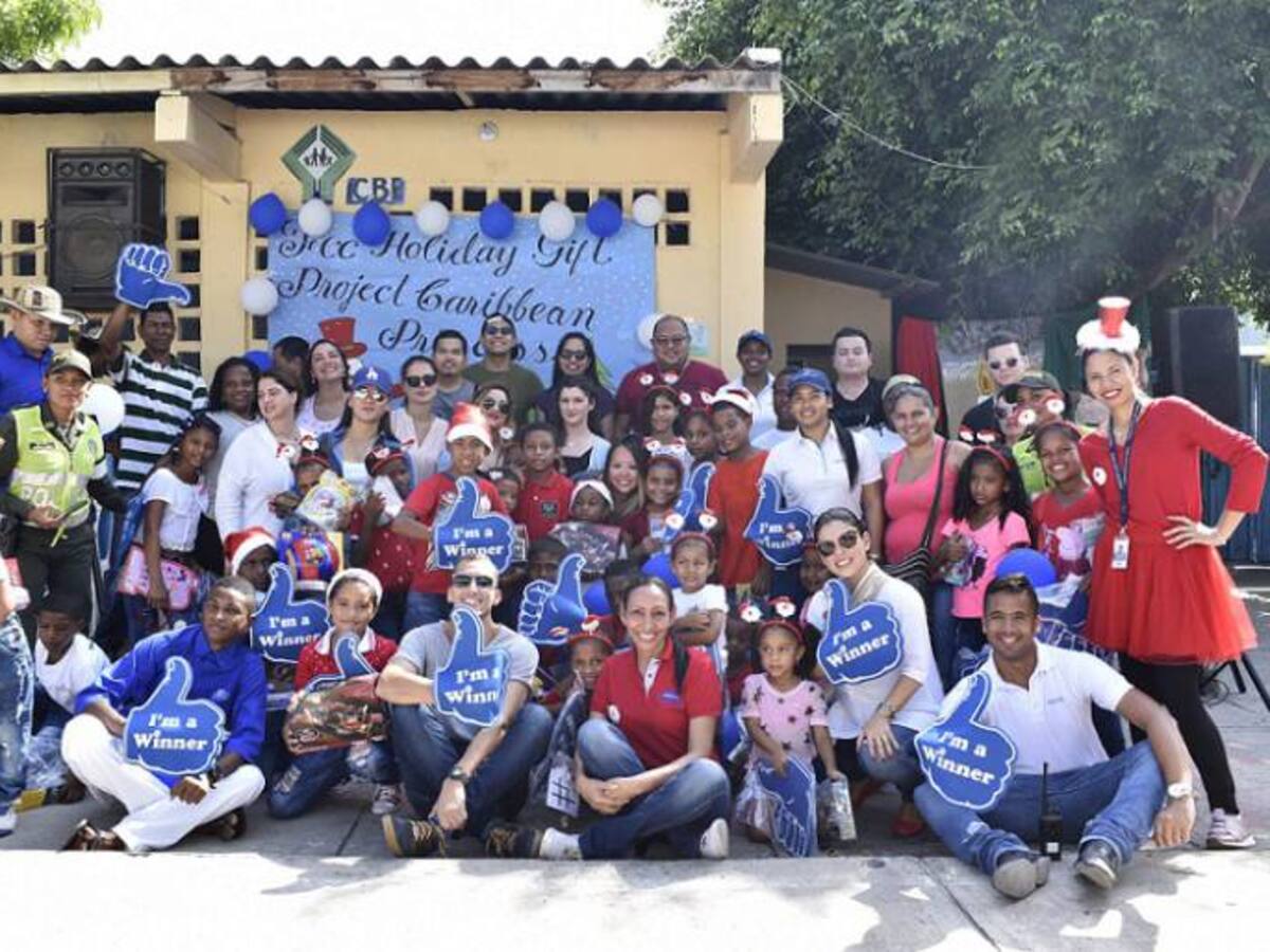 Tripulantes de crucero entregan regalos en colegio de Cartagena