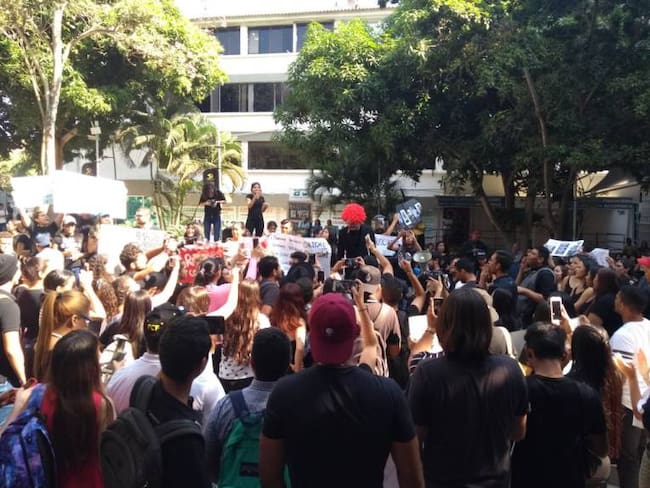 Estudiantes y docentes Uniautónoma realizan plantón en Plaza de la Paz