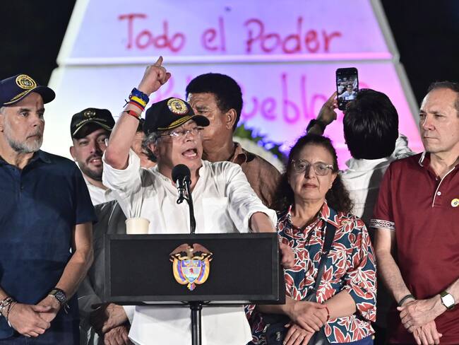AME9534. BARRANQUILLA (COLOMBIA), 20/05/2025.- Fotografía cedida por la Presidencia de Colombia del mandatario colombiano, Gustavo Petro (c); el ministro de Trabajo, Antonio Sanguino (d), y el ministro del Interior, Armando Benedetti (i), durante un encuentro con simpatizantes este martes, en Barranquilla (Colombia). Petro dijo que la discusión sobre la convocatoria a una consulta popular para destrabar sus reformas se dará en "la lucha popular" y aseguró que apoyará una huelga indefinida si así lo decide el pueblo y que, si lo destituyen por ello, "estallará la revolución" en el país. EFE/ Presidencia De Colombia / SOLO USO EDITORIAL/ NO VENTAS /SOLO DISPONIBLE PARA ILUSTRAR LA NOTICIA QUE ACOMPAÑA (CRÉDITO OBLIGATORIO)