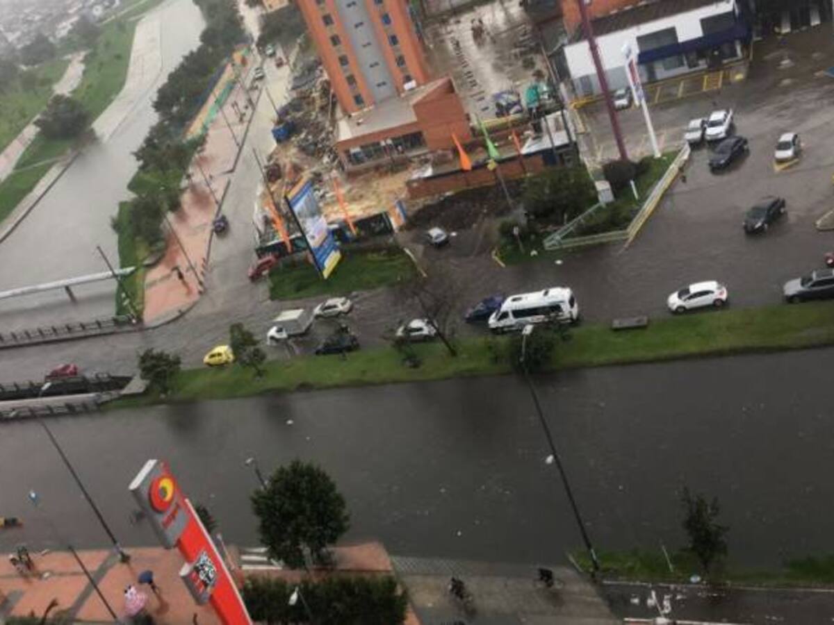 Inundaciones en viviendas y vías por intenso aguacero en Bogotá