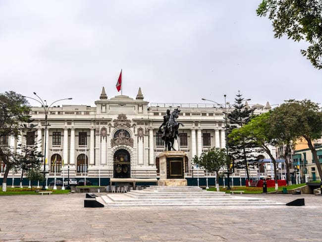 Jefa de Congreso peruano rechaza realizar consulta sobre nueva Constitución