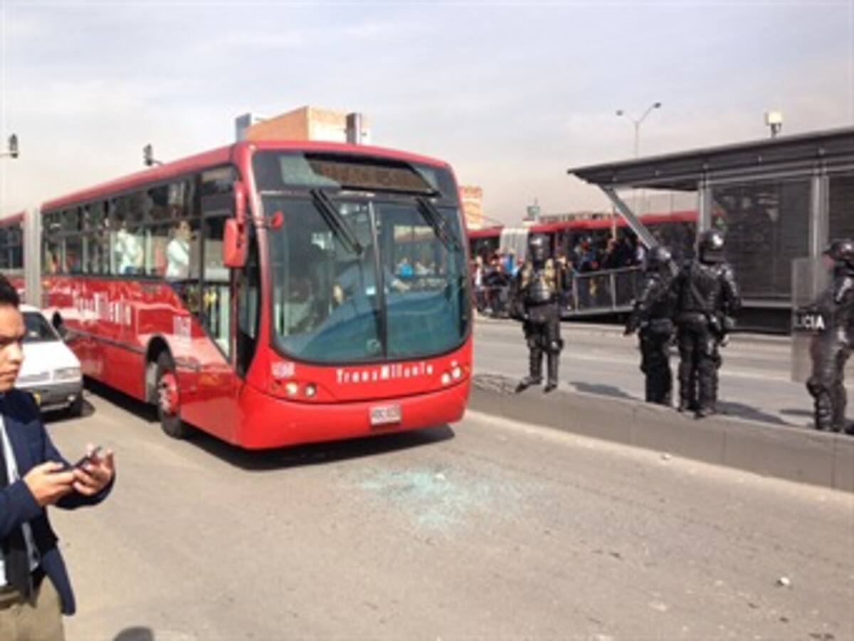 En fotos: nuevo bloqueo en Transmilenio por usuarios inconformes
