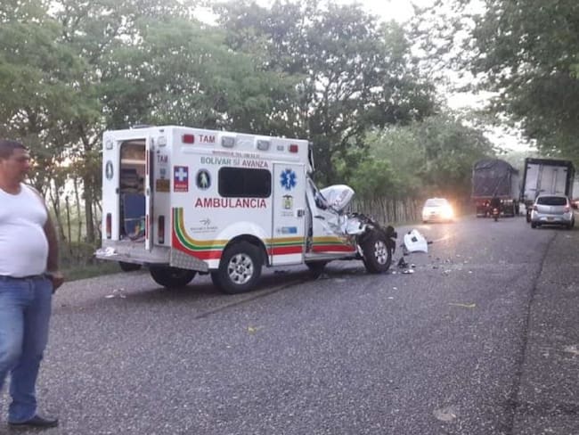 Tres lesionados en choque de ambulancia con un camión en Sucre