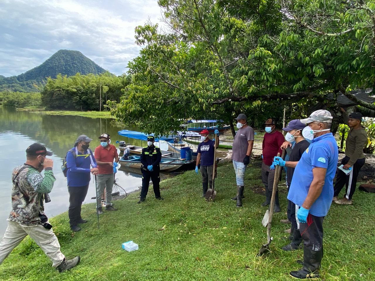 Comunidad y autoridad ambiental analizando causa de mortandad de peces en la laguna de San Diego, oriente de Caldas. Foto: Corpocaldas.