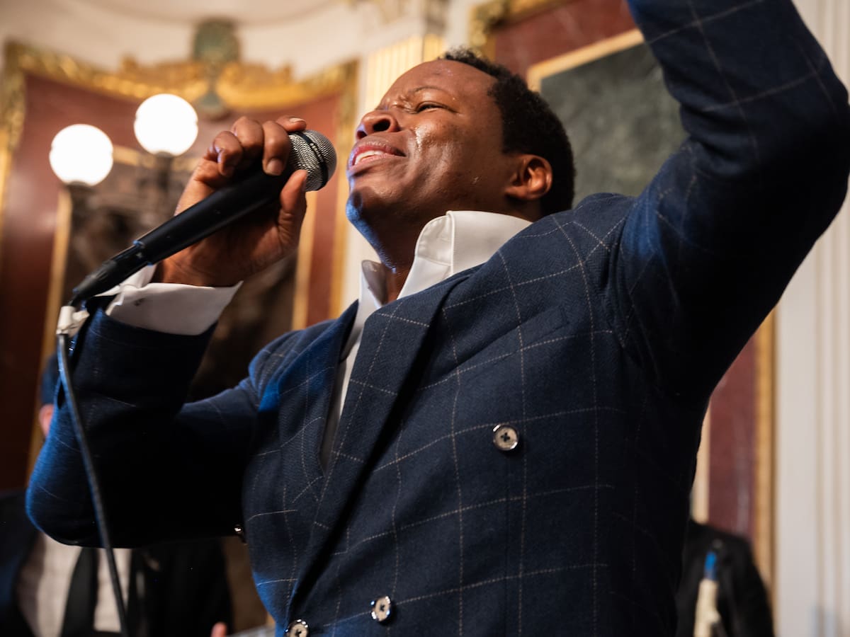 Mauro Castillo hace historia, primer afrolatino en cantar y grabar disco en vivo en la Casa Blanca