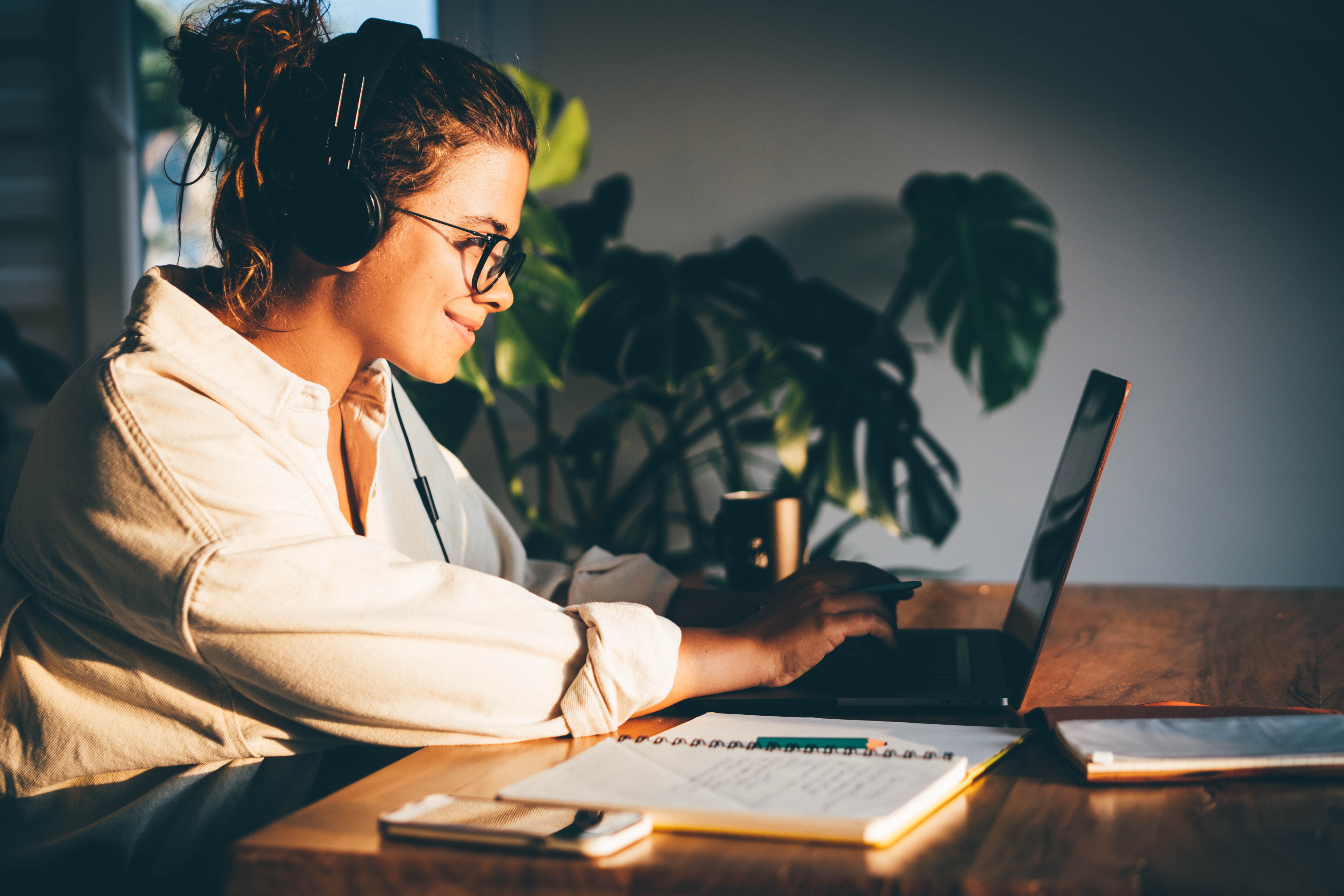 Mujer estudiante a distancia, imagen de referencia. Foto: Getty Images.