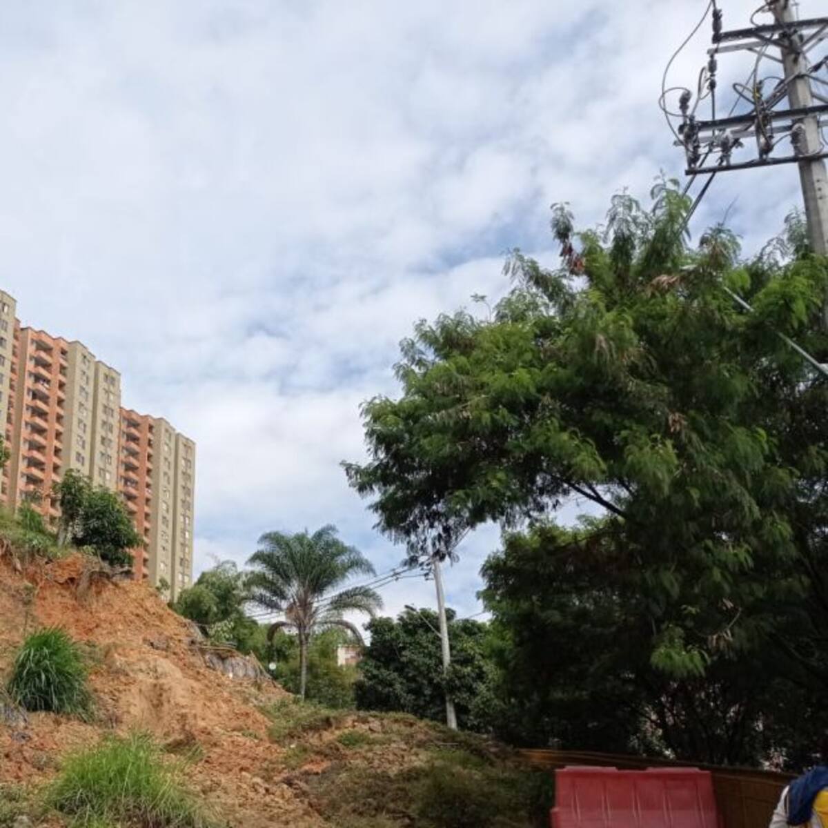 Evacúan voluntariamente edificio debido a un riesgo por deslizamiento
