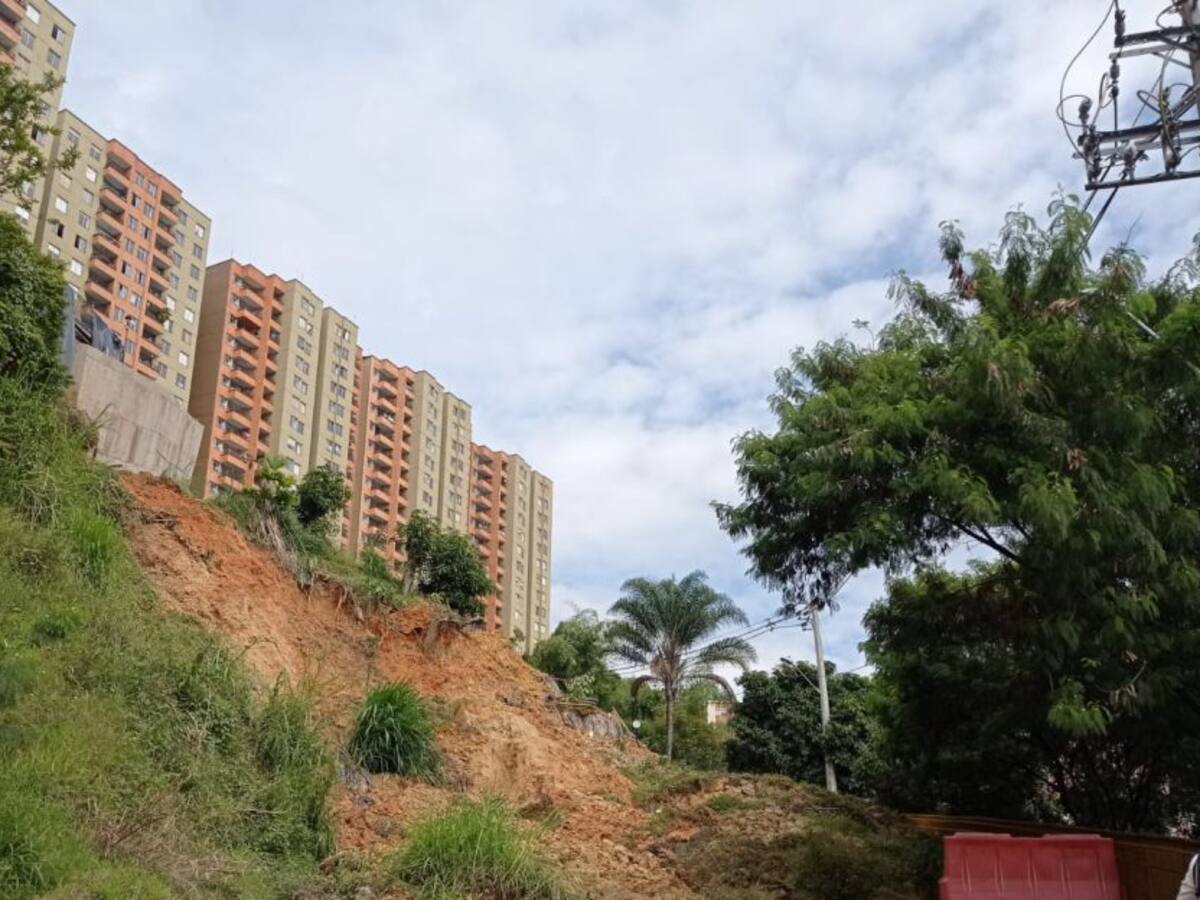 Evacúan voluntariamente edificio debido a un riesgo por deslizamiento