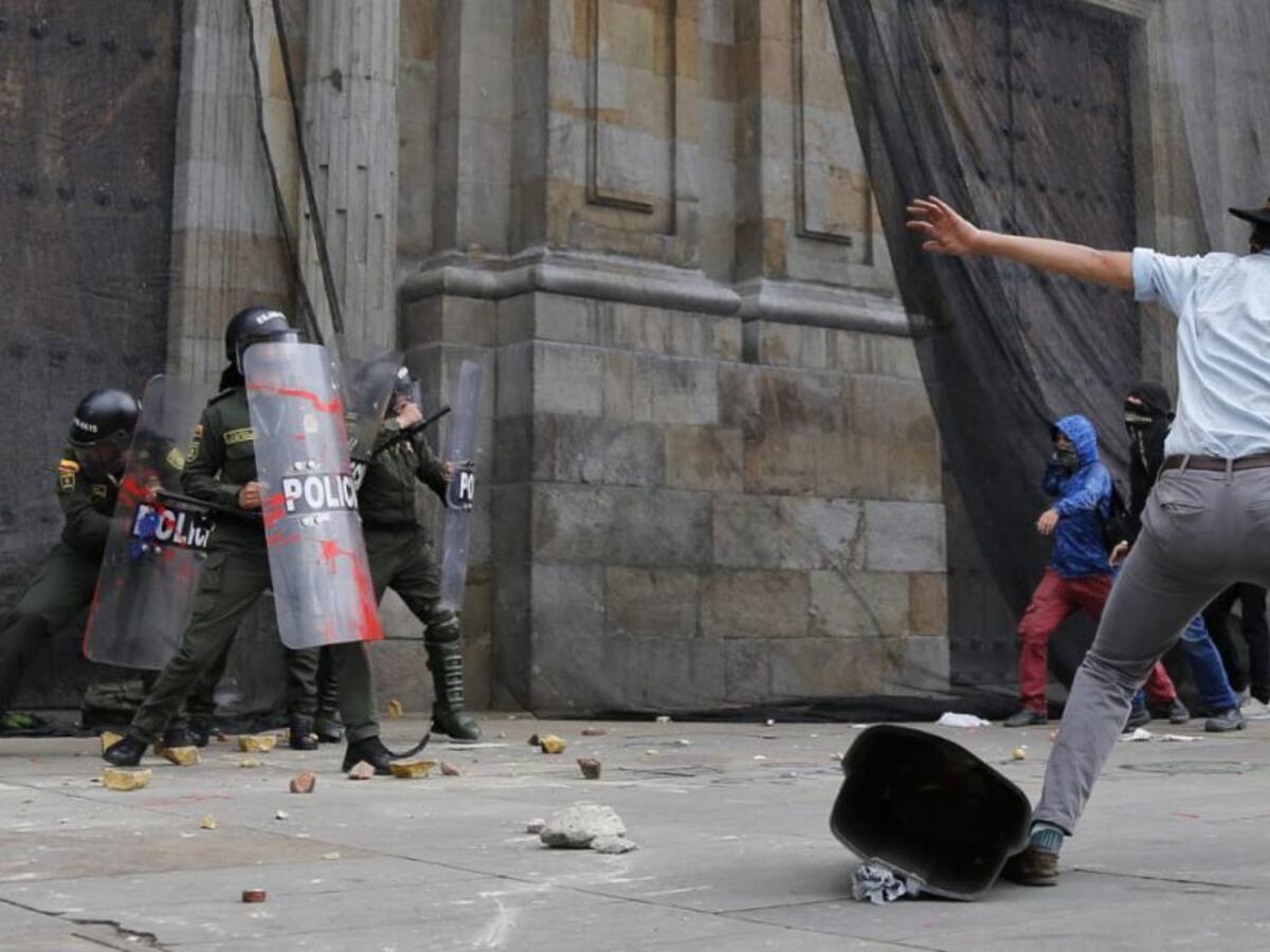 Enfrentamientos entre encapuchados y ESMAD durante Paro Nacional