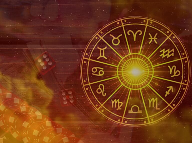 Rueda de los signos zodiacales / Juegos de azar, junto a hombre contando mucho dinero (Getty Images)