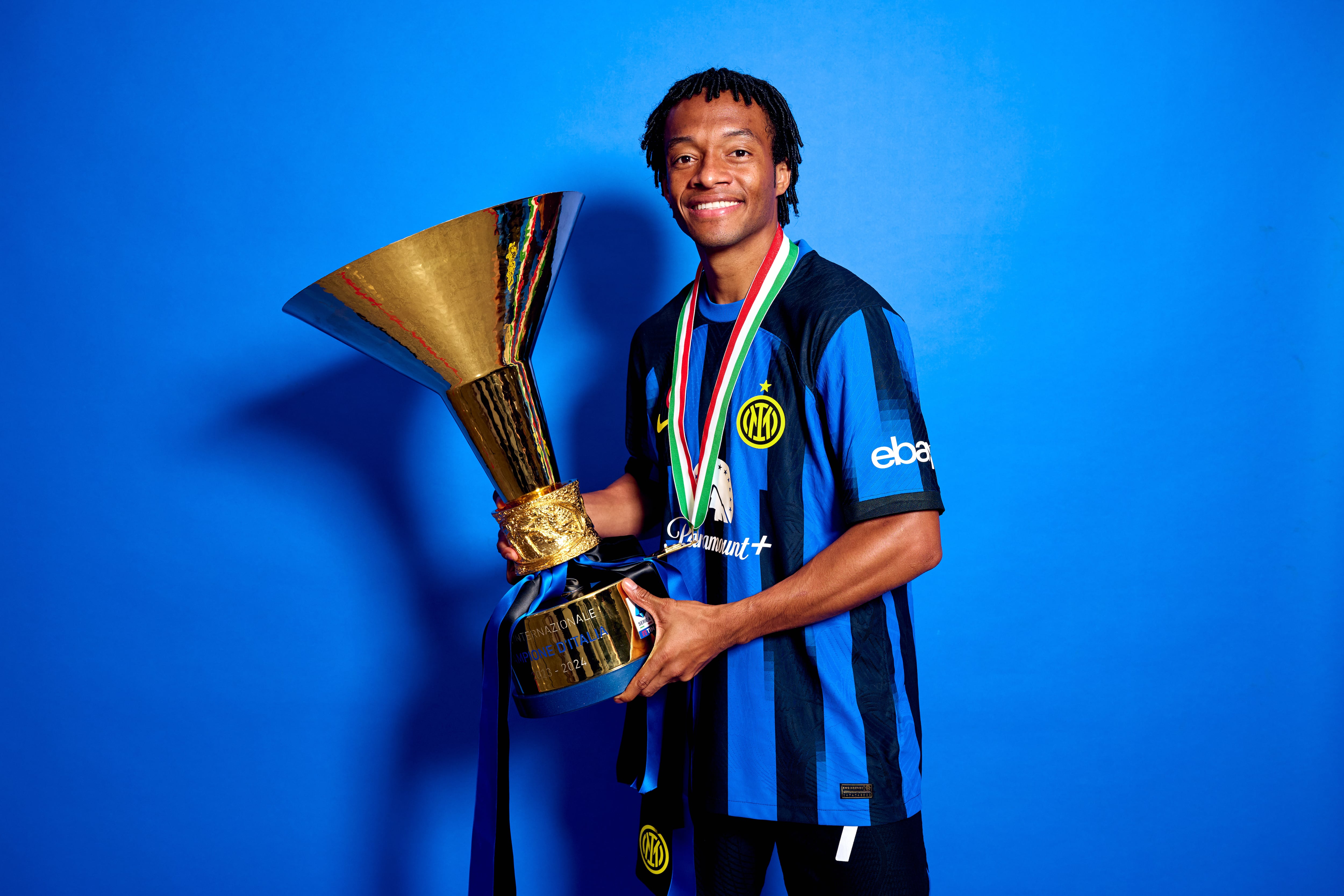 Juan Guillermo Cuadrado con el título de la Serie A