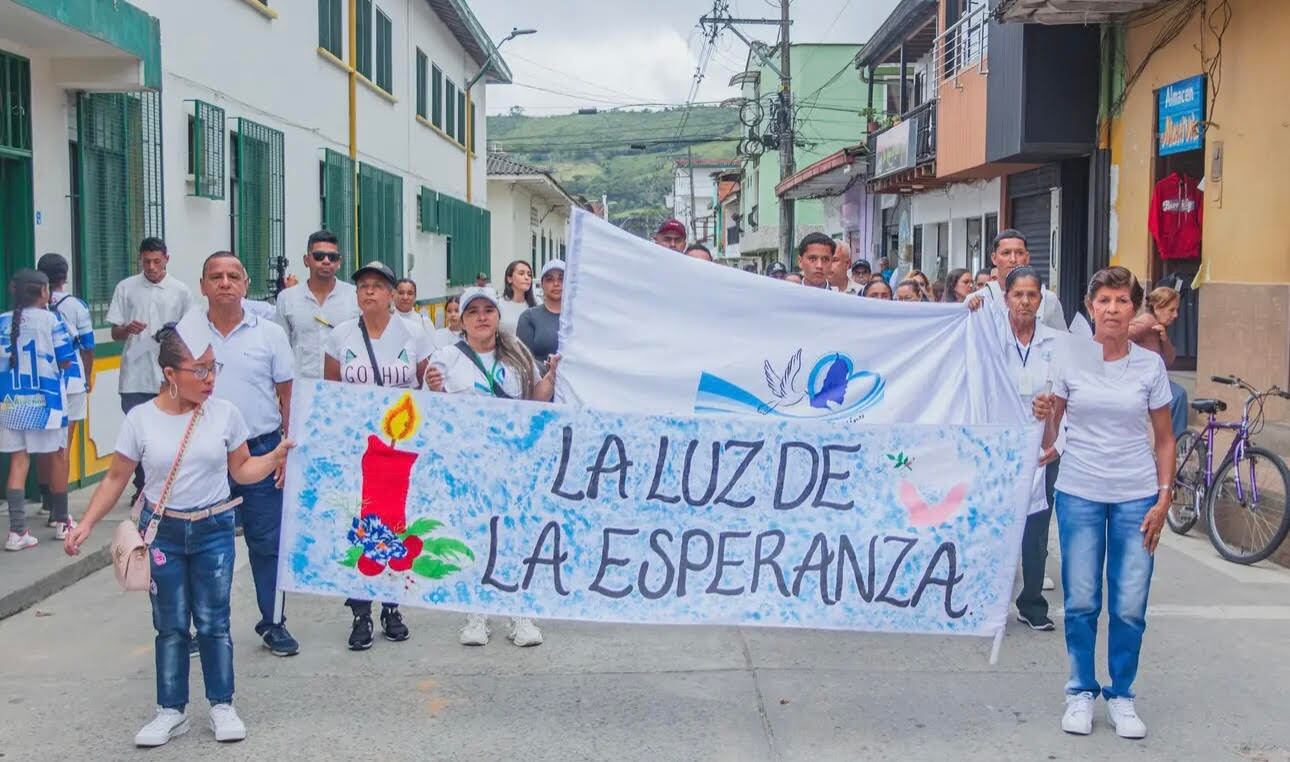 La comunidad marchó con camisetas y banderas blancas para pedir que cese la violencia en Amalfi. Foto: Alcaldía de Amalfi.