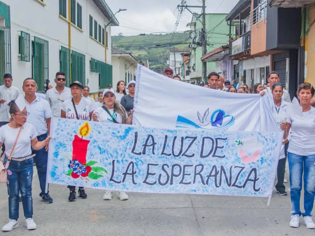En Amalfi marcharon para pedir que cese la violencia tras el ataque a un helicóptero de la Policía