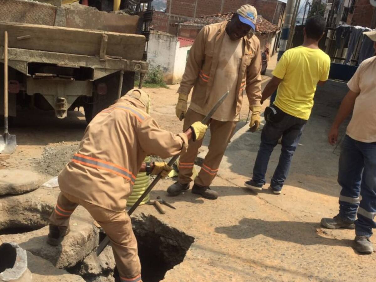 Emcali adelanta trabajos en huecos de Alto Los Chorros, al sur de Cali
