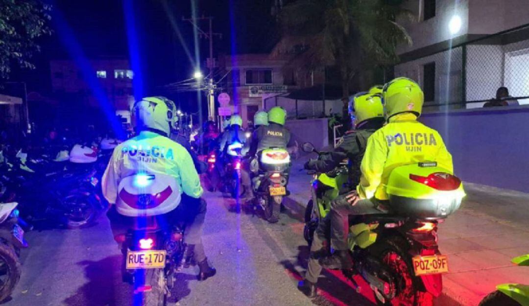 La Policía reportó la captura de cinco personas y la incautación de 100 dosis de droga, un arma de fuego y siete armas blancas