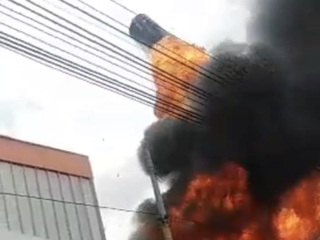Las llamas provocaron una explosión que hizo volar un carro por los aires