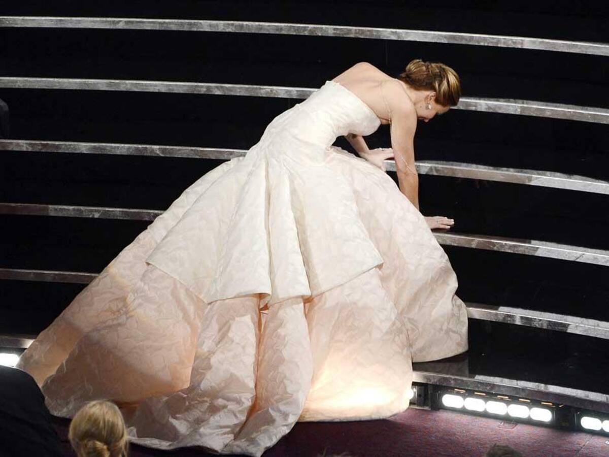 En 2013, Jennifer Lawrence se cayó cuando subía a recibir su premio.