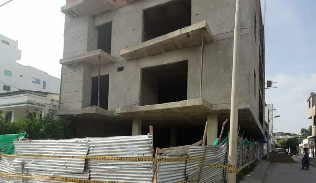 Vecinos del proyecto aseguran que uniformados alertan a los trabajadores cuando hay inspección del distrito