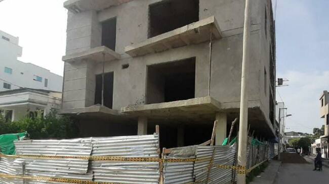 Vecinos del proyecto aseguran que uniformados alertan a los trabajadores cuando hay inspección del distrito