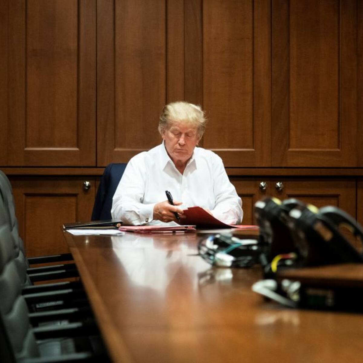 Trump podría salir el lunes del hospital, si mejora más su estado de salud