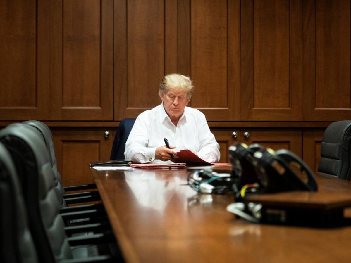 Trump podría salir el lunes del hospital, si mejora más su estado de salud