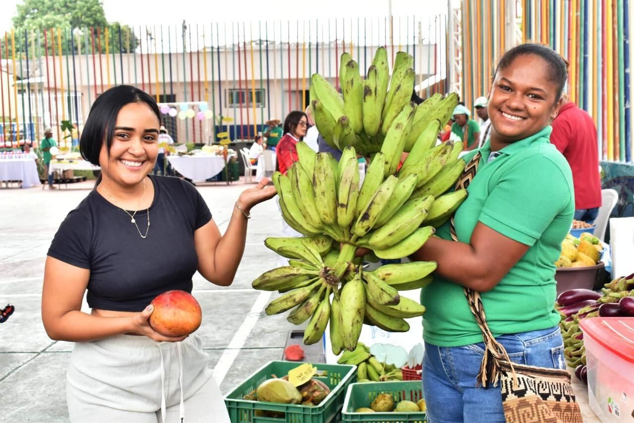 Campesinos celebraron su día con mercado en el Polideportivo Álvaro Ortega del barrio Bruselas