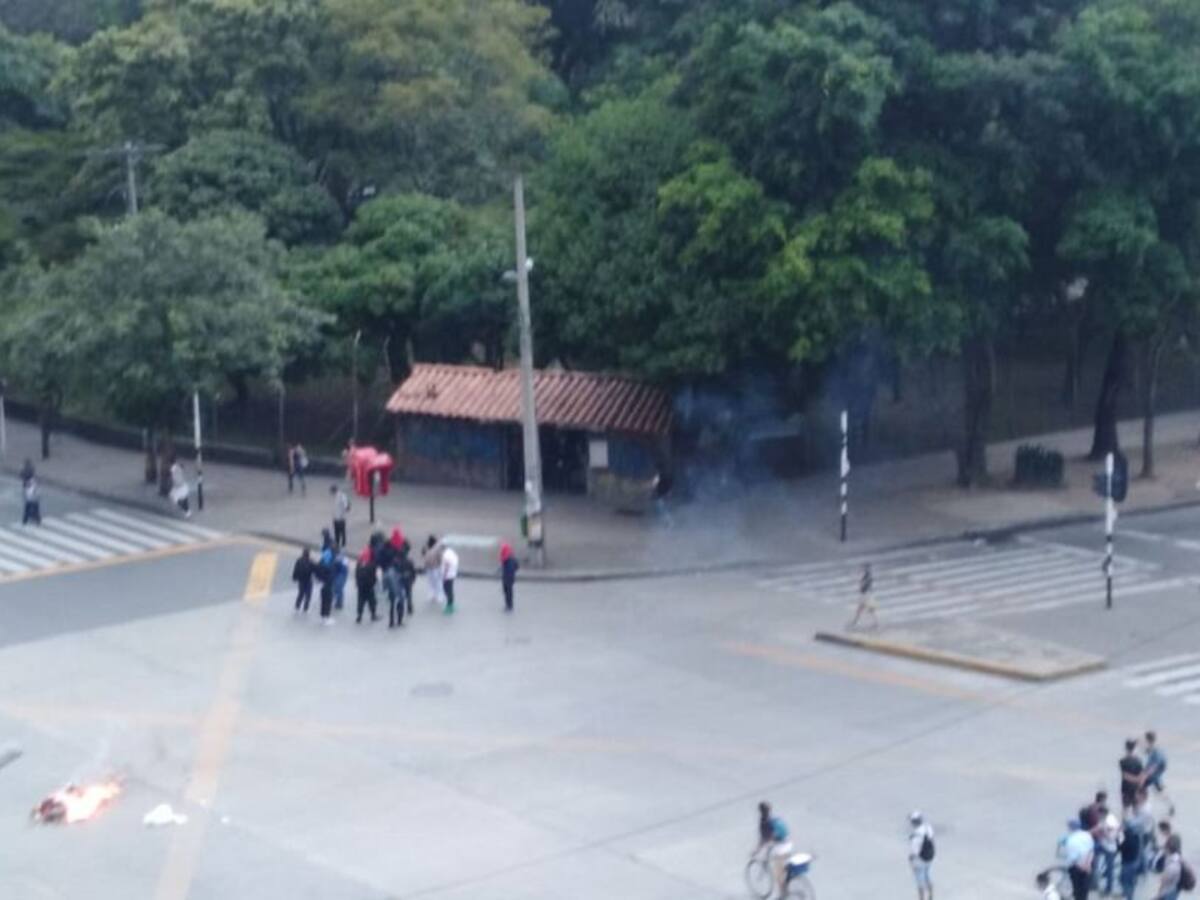 Fuertes enfrentamientos entre encapuchados y el ESMAD en Medellín