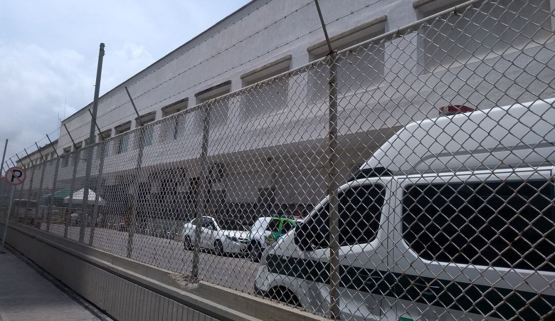 Familiares de la víctima, un estudiante de 23 años, aseguran que recibió dos fracturas y múltiples golpes