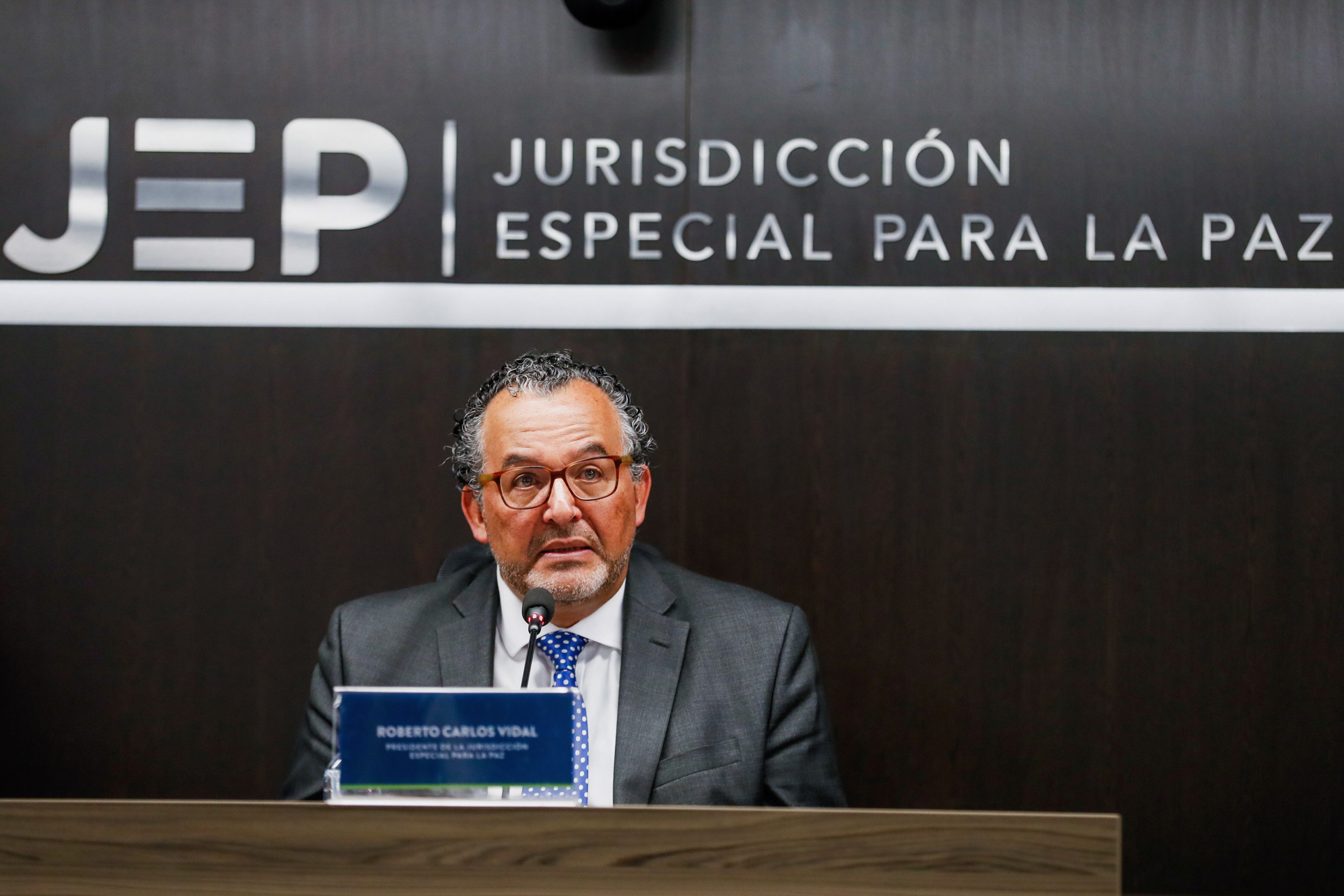 BOG400. BOGOTÁ (COLOMBIA), 18/03/2024.- El presidente de la Jurisdicción Especial para la Paz (JEP), magistrado Roberto Vidal, habla esta lunes durante una rueda de prensa, en Bogotá (Colombia). La Jurisdicción Especial para la Paz (JEP) aceptó asumir de forma preferente las investigaciones contra Salvatore Mancuso entre 1989 y 2004 y definir de manera exclusiva si concede la libertad al exjefe de las desmovilizadas Autodefensas Unidas de Colombia (AUC), deportado el pasado mes a Bogotá desde EE.UU. EFE/ Carlos Ortega