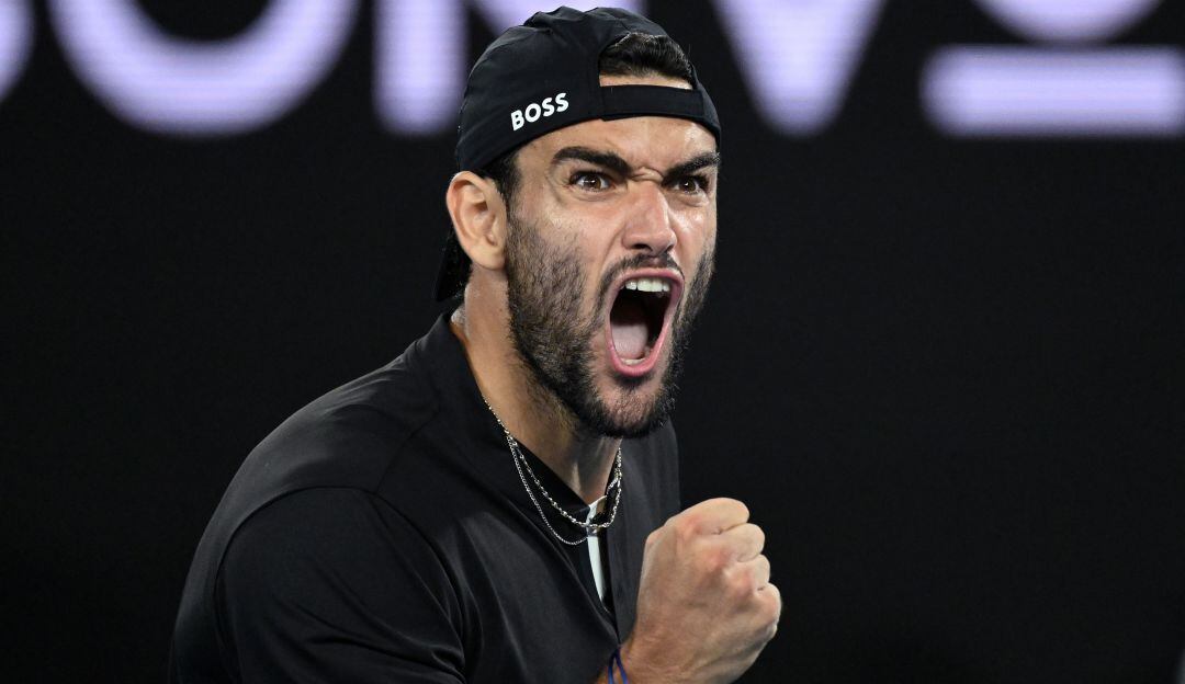 Mateo Berrettini festeja su clasificación a semifinales del Abierto de Australia.
