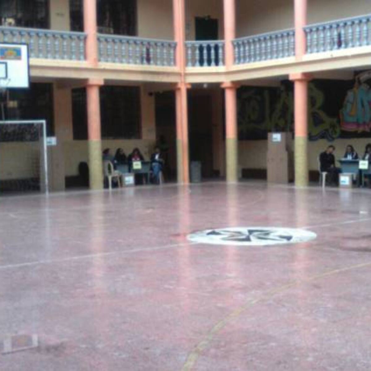Con poca participación en las urnas y en total tranquilidad avanzan las votaciones del plebiscito