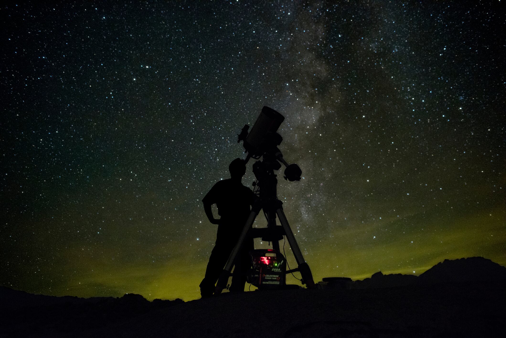 Astrónomo mirando por el telescopio, imagen de referencia // Getty Images