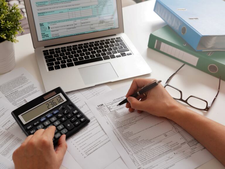 Persona haciendo cálculos (Getty Images)