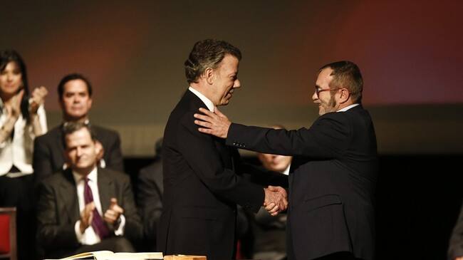 El presidente Juan Manuel Santos expresó que pese a que Rodrigo Londoño sea candidato presidencial de las Farc, es un buen momento para reunirse con él y aclarar las dudas . Foto: Colprensa