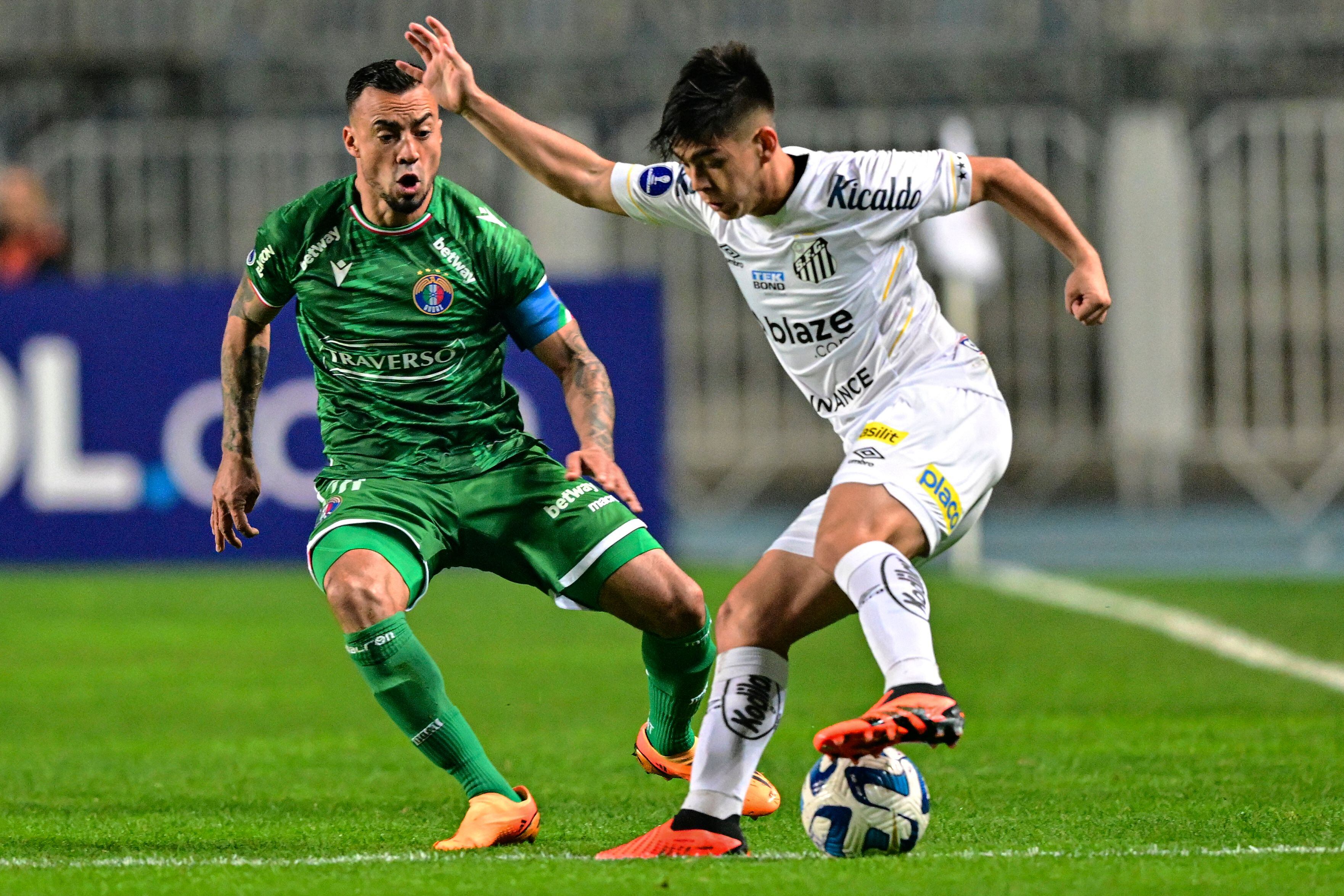 Daniel Ruíz en Copa Sudamericana con Santos. (Photo by MARTIN BERNETTI / AFP) (Photo by MARTIN BERNETTI/AFP via Getty Images)