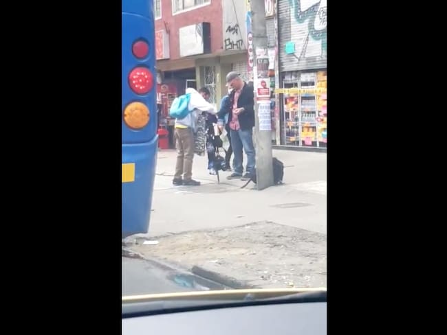 Ignorando medidas de salubridad, ciudadano se mide tapabocas en la calle