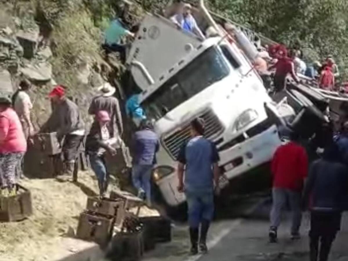 Camión volcado fue saqueado por moradores de la zona
