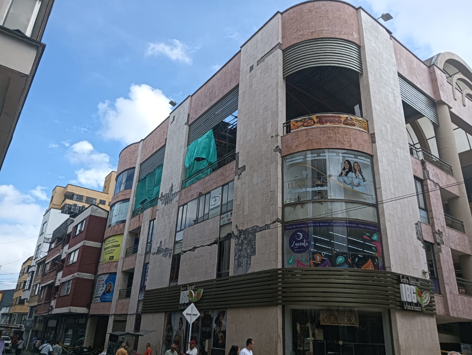 Así quedó el centro comercial IBG en Armenia por el terremoto, ya están en las reparaciones. Foto: Adrián Trejos