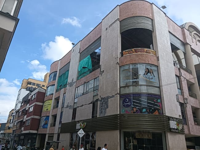 Así quedó el centro comercial IBG en Armenia por el terremoto, ya están en las reparaciones. Foto: Adrián Trejos