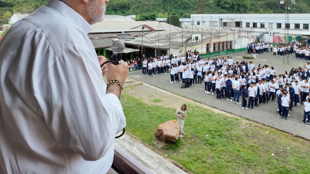 Cerca de 58.000 estudiantes regresan a clases en Pereira tras el terremoto