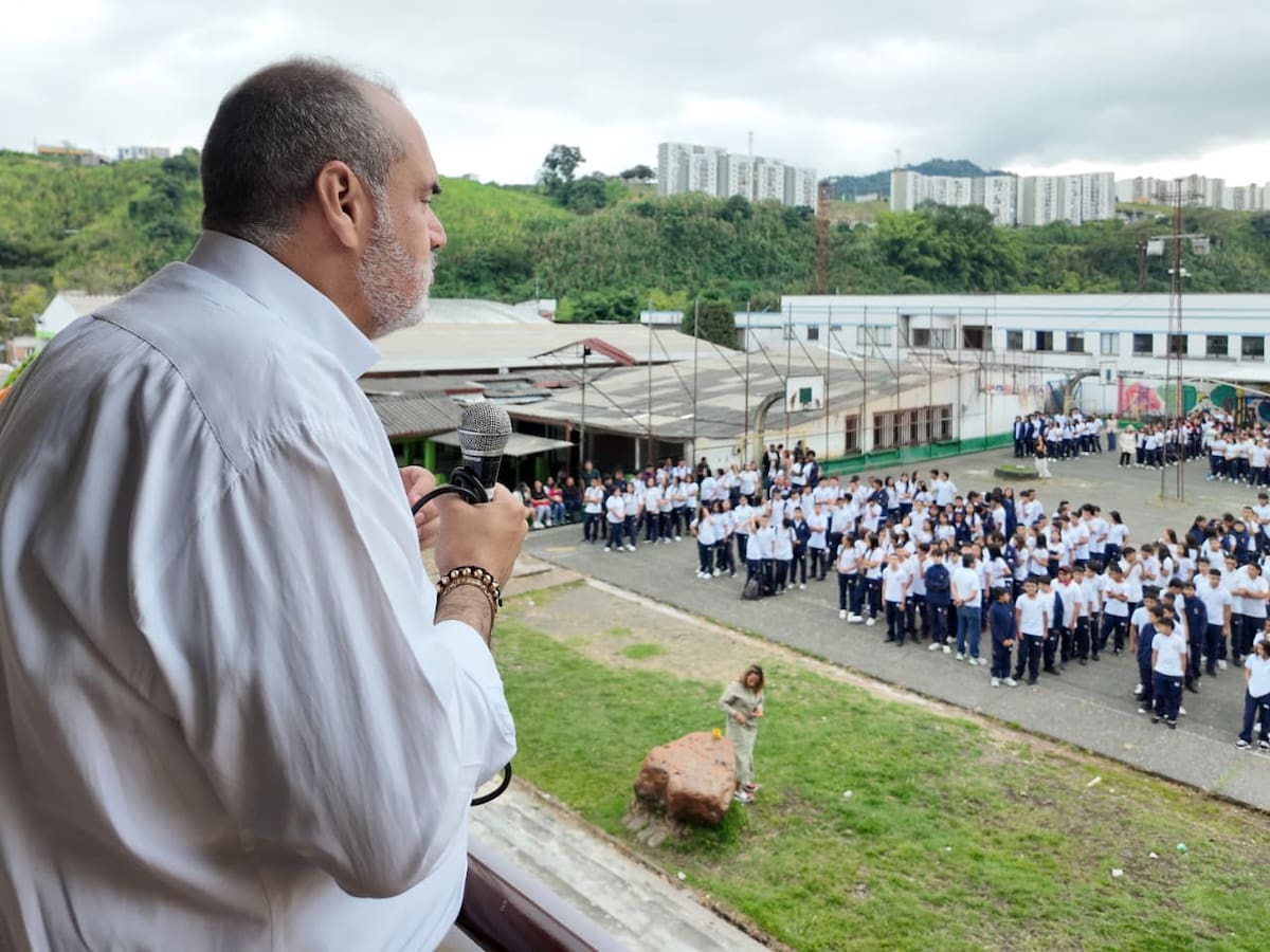 Cerca de 58.000 estudiantes regresan a clases en Pereira tras el terremoto