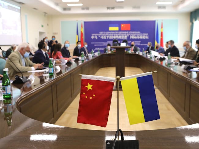 Último encuentro bilateral entre delegaciones de China y Ucrania.
(Foto: Yuliia Ovsiannikova / Ukrinform/Future Publishing via Getty Images)