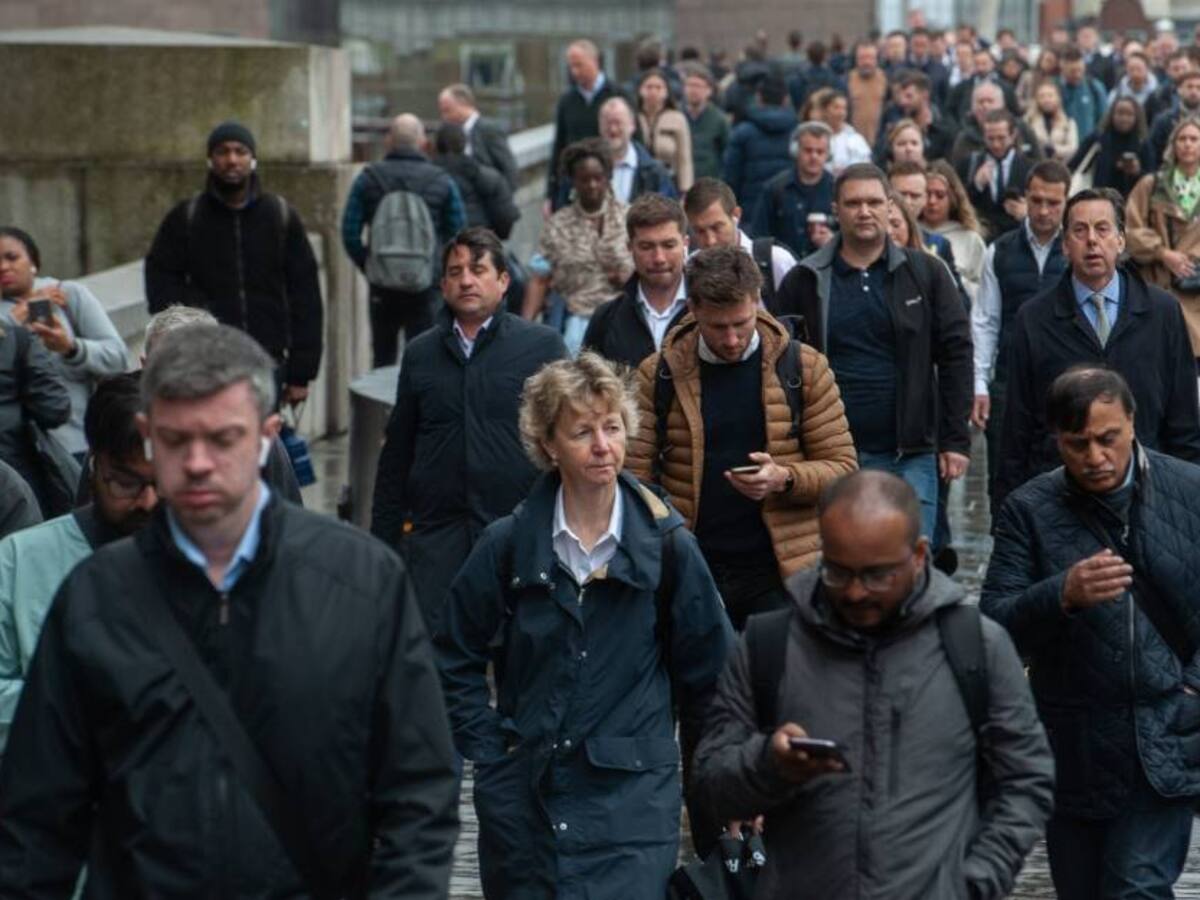 70 empresas de Reino Unido inician piloto de semana laboral de 4 días